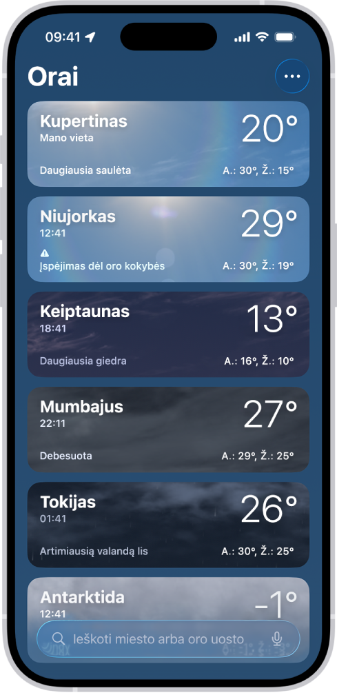 Programos „Orai“ ekranas, kuriame rodomas miestų sąrašas su dabartiniu laiku, temperatūra, prognoze, aukščiausia ir žemiausia temperatūromis. Ekrano apačioje yra paieškos laukas, o viršutiniame dešiniajame kampe yra mygtukas „Daugiau“.