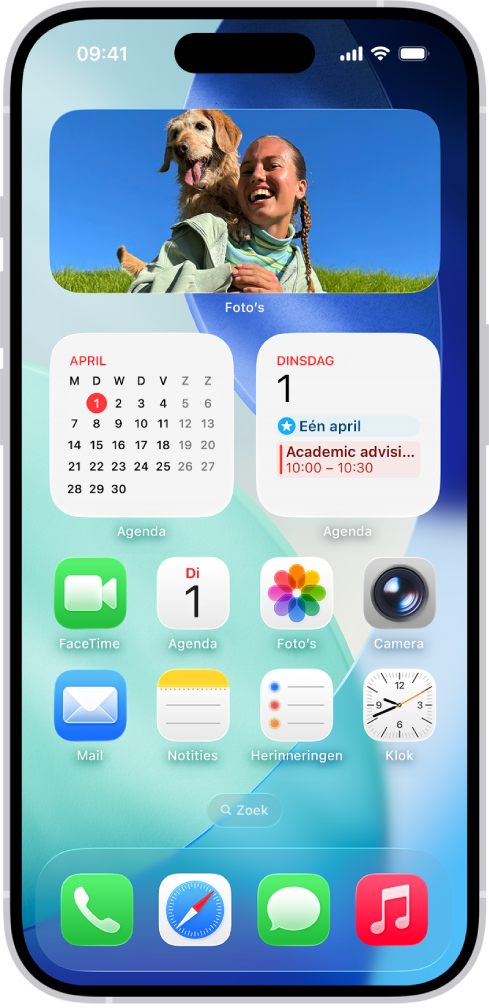 De widgets Weer, Herinneringen en Thuis in het beginscherm van de iPhone. Voor de Herinneringen- en Woning-widget worden interactieve functies weergegeven.