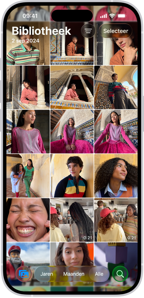 De Foto's-app is geopend bij het raster met de fotobibliotheek. Onder in het scherm staan, van links naar rechts, knoppen om de inhoud van de bibliotheek te bekijken op 'Jaren', 'Maanden' en 'Alle'. Rechtsonderin staat de zoekknop.