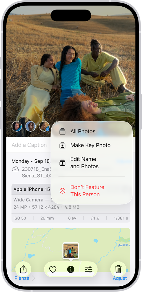 iPhone ਸਕਰੀਨ ਦਾ ਸਿਖਰਲਾ ਅੱਧਾ ਹਿੱਸਾ ਤਸਵੀਰਾਂ ਐਪ ਵਿੱਚ ਖੁੱਲ੍ਹੀ ਤਸਵੀਰ ਨੂੰ ਦਰਸਾਉਂਦਾ ਹੈ। ਤਸਵੀਰ ਦੇ ਹੇਠਲੇ ਖੱਬੇ ਕੋਨੇ ਵਿੱਚ ਉਹਨਾਂ ਲੋਕਾਂ ਦੇ ਚਿਹਰੇ ਹਨ ਜੋ ਤਸਵੀਰ ਵਿੱਚ ਦਿਖਾਈ ਦਿੰਦੇ ਹਨ। ਚਿਹਰਿਆਂ ਵਿੱਚੋਂ ਕਿਸੇ ਇੱਕ ਦੇ ਅੱਗੇ ਪ੍ਰਸ਼ਨ ਚਿੰਨ੍ਹ ਹੈ। ਵਿਕਲਪਾਂ ਦੇ ਮੈਨਿਊ ਵਿੱਚ, ਉੱਪਰ ਤੋਂ ਹੇਠਾਂ ਤੱਕ, ਸਾਰੀਆਂ ਤਸਵੀਰਾਂ, ”ਪ੍ਰਮੁੱਖ ਤਸਵੀਰ ਬਣਾਓ”, ”ਨਾਮ ਅਤੇ ਤਸਵੀਰਾਂ ਵਿੱਚ ਸੋਧ ਕਰੋ” ਅਤੇ ”ਇਸ ਵਿਅਕਤੀ ਬਾਰੇ ਸੁਝਾਅ ਨਾ ਦਿਓ” ਸ਼ਾਮਲ ਹਨ।