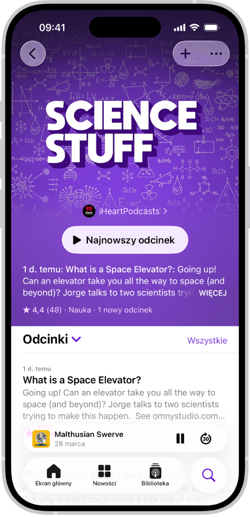 Strona programu w aplikacji Podcasty wyświetlająca listę odcinków. Na górze ekranu znajdują się przyciski: Wróć, Obserwuj oraz Więcej. W dolnej części ekranu widoczny jest miniodtwarzacz. Poniżej znajdują się przyciski: Ekran główny, Nowości, Biblioteka i Szukaj.