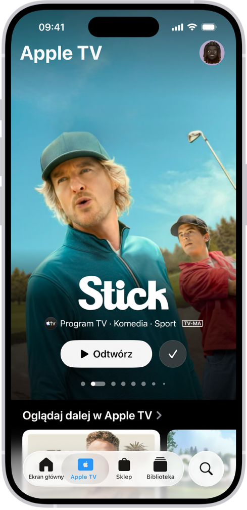 Karta Apple TV z polecaną produkcją Apple Originals. Widoczny jest jej tytuł, przycisk Odtwórz oraz opis odcinka. Na dole (od lewej do prawej) znajdują się karty: Ekran główny, Apple TV, Sklep, Biblioteka i Szukaj.