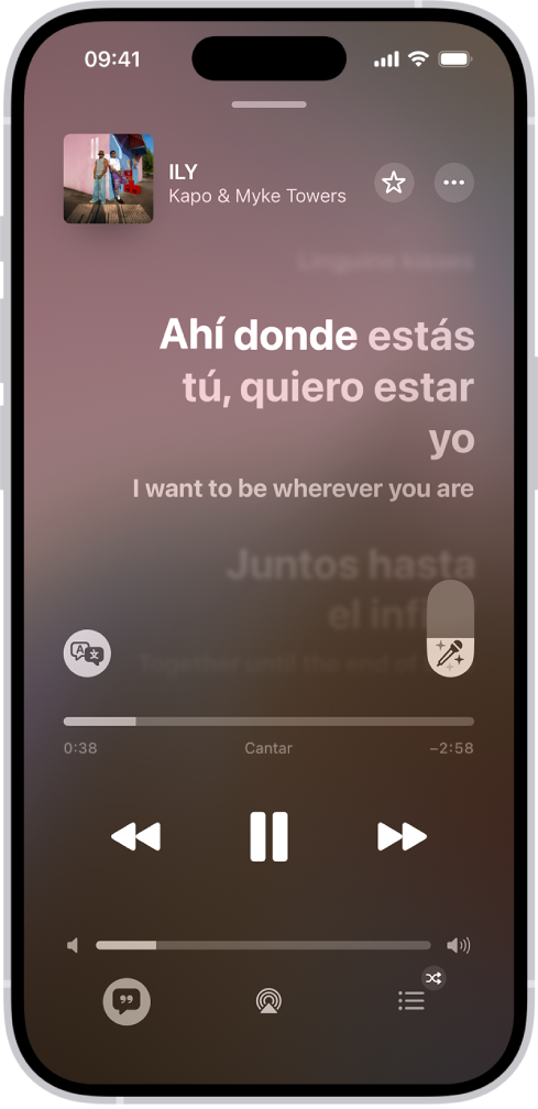 O ecrã “A reproduzir” mostra o nivelador de Apple Music Sing à direita da letra e o botão “Tradução e pronúncia” à esquerda. A tradução está ativada, para poder ver a tradução de espanhol para inglês. A letra que está a ser reproduzida encontra-se realçada.
