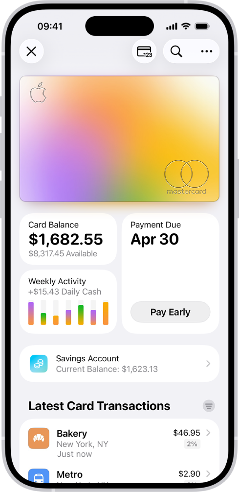O Apple Card na aplicação Carteira a mostrar o botão Mais na parte superior direita. Por baixo da imagem do cartão estão o saldo do cartão, a atividade semanal e o botão de pagamento. O saldo atual da conta poupança e as últimas transações do cartão estão na parte inferiior.