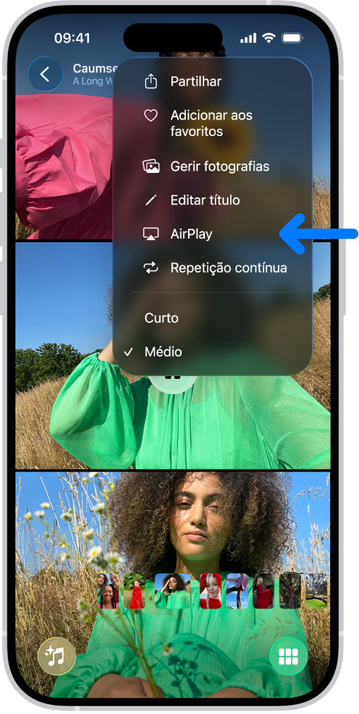 É reproduzido um diaporama na aplicação Fotografias no iPhone. Na parte superior direita do ecrã está um menu pop‑up com uma opção para selecionar “AirPlay”.