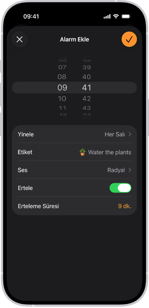 Alarm saatini değiştirme, alarmın yinelenip yinelenmeyeceğini seçme, alarm etiketi ekleme, alarm sesi seçme, ertelemeyi açma ve erteleme süresini değiştirme ayarları ile birlikte alarm değiştirme ekranı.