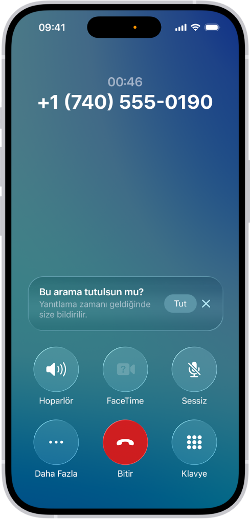Telefon uygulaması, iPhone ekranında sürmekte olan bir aramayı gösteriyor. Ekranın ortasında, aramayı bekletip açılacağı zaman bildirim alıp almamayı soran bir bildirim var. Bildirimin içinde bir Beklet düğmesi ve bir Kapat düğmesi var.