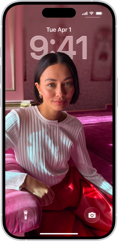 iPhone 鎖定畫面,其中包括設定為背景影像的個人相片。