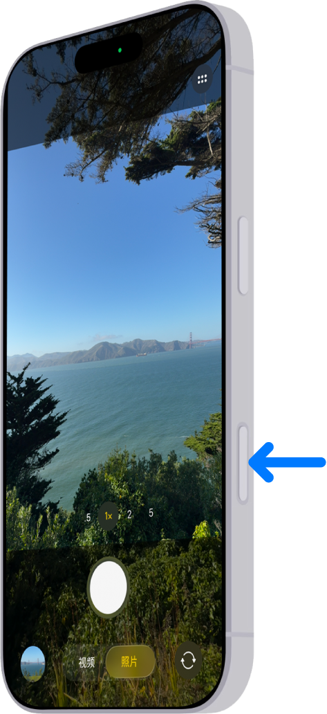 箭头指向 iPhone 侧边相机控制的位置。