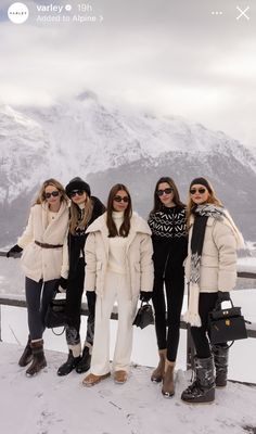 Winter Mountain Trip Outfits, Winter Girls Trip Outfits, Snow Coat Outfit, Winter Pic Ideas Instagram, Banff Outfits Winter, Winter In Colorado Outfits, Colorado Christmas Outfit, Winter Outfits For Mountains