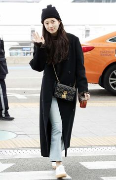 Korean Airport Fashion Winter, Kdrama Trench Coat Outfit, Kpop Airport Fashion Jennie, Korean Actress Airport Fashion, Taeyeon Airport Fashion, Airport Outfit Winter, Korean Airport Fashion, Casual Attire For Women, Military Style Jackets