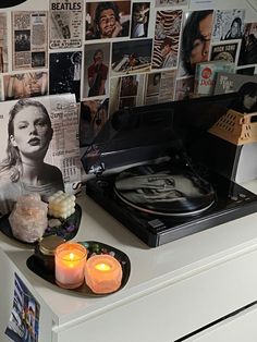 Records Aesthetic Room, Vintage Vinyl Player Aesthetic, Record Player Table Decor, Vinyl Set Up Aesthetic, Record Players Aesthetic, Old Record Player Aesthetic, Record Player Setup Aesthetic, Record Playing Aesthetic, Vinyl Player Aesthetic