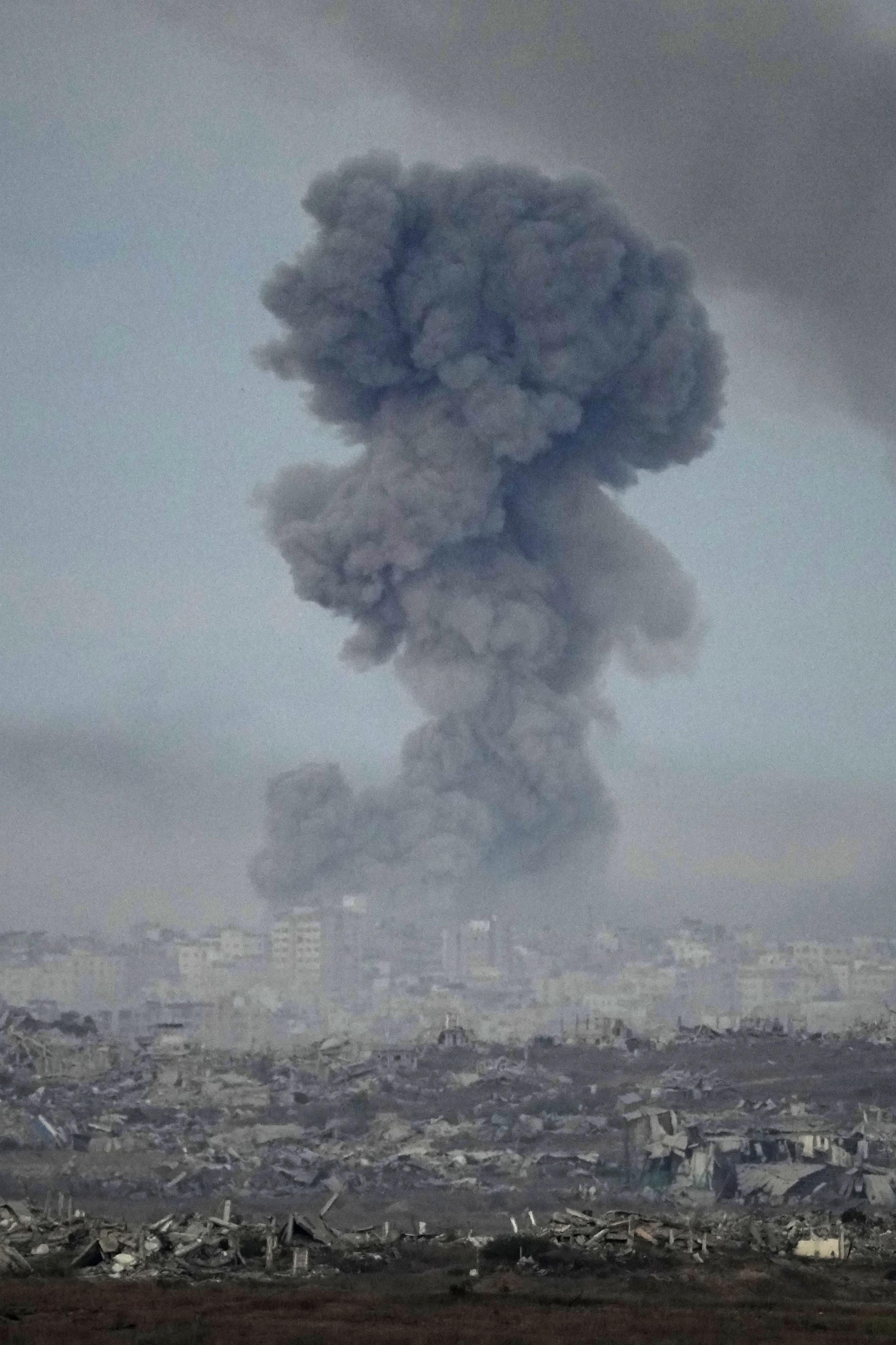 2025年10月7日朝、パレスチナ自治区ガザ北部から立ち上る煙=イスラエル南部スデロトから撮影(共同)