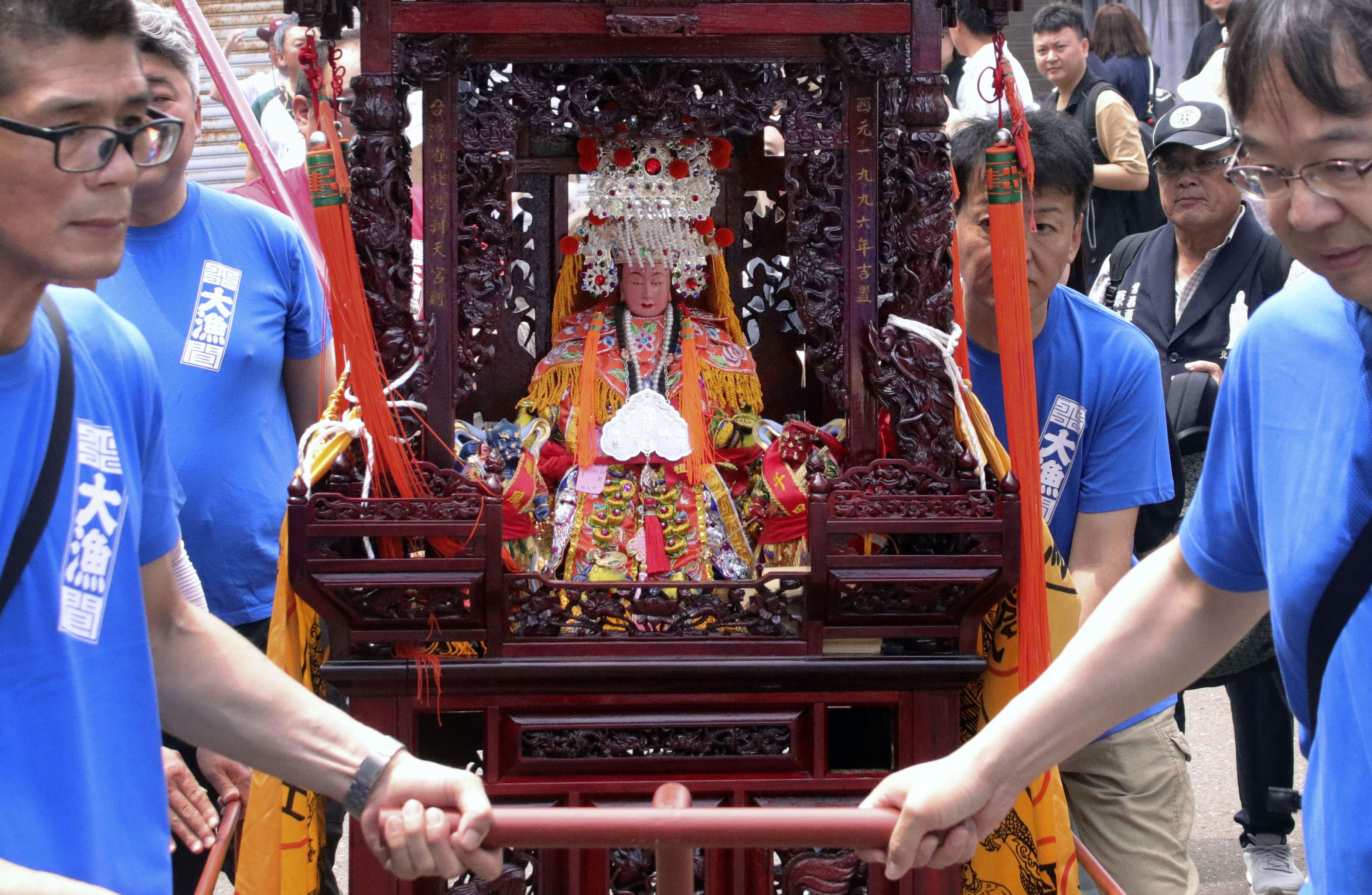 「天妃様行列」で山車に乗せられ町中を練り歩く媽祖像=7月、青森県大間町