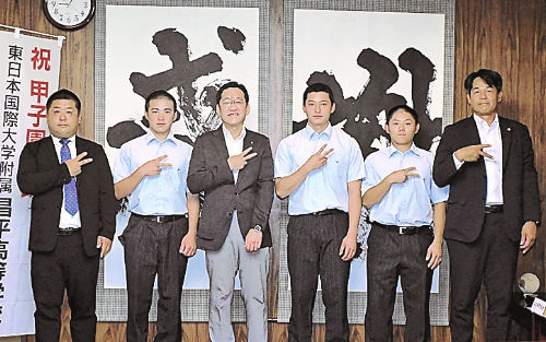 内田市長(左から3人目)を囲み、「甲子園2勝」を記念したポーズで写真に収まる選手ら