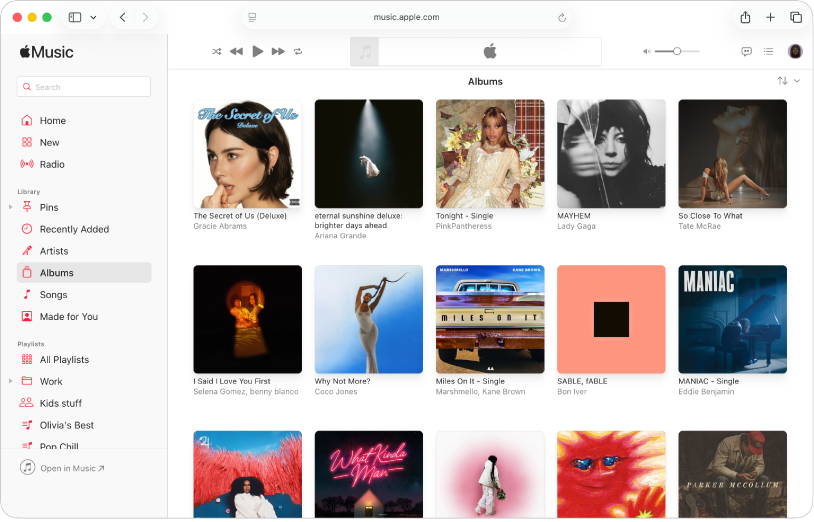 Apple Music-fönstret i Safari med ett bibliotek som innehåller en mängd album.