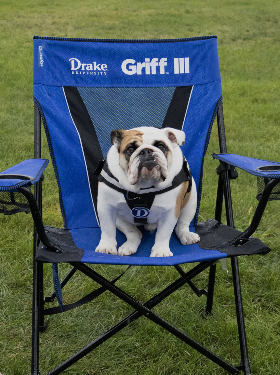Griff III sits in a lawn chair on Helmick Commons, waiting to take photos with students for the first day of classes.