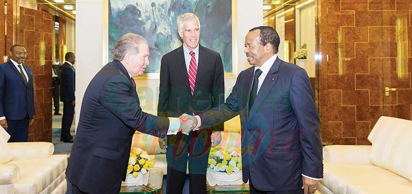 Le président de la République accueille son hôte en présence de l’ambassadeur des Etats-Unis Le président de la République accueille son hôte en présence de l’ambassadeur des Etats-Unis