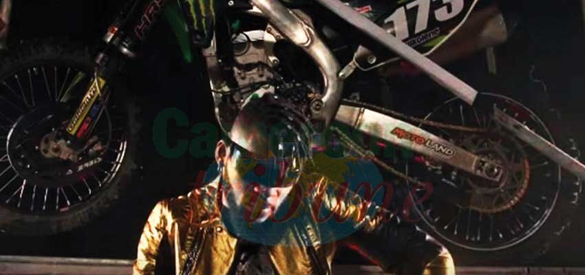 Pour sa dernière, l’artiste fait un hommage à sa passion pour la moto. Pour sa dernière, l’artiste fait un hommage à sa passion pour la moto.