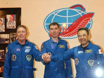 Майкл Фоссум (слева), Сергей Волков и Сатоси Фурукава. Фото пресс-службы Космического центра "Южный" с сайта Роскосмоса