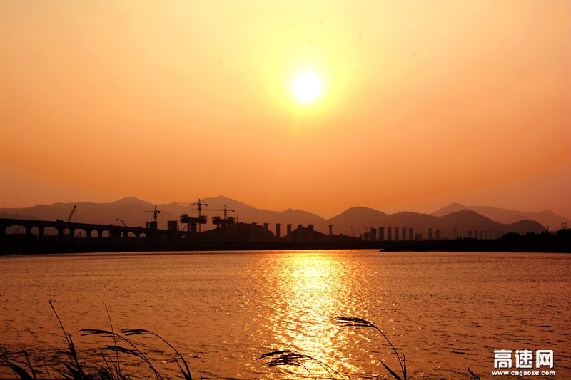 Áé½ÌØ´óÇÅ£ºÔÚÌì¿ÕÀï¼ÜÆðÒ»ÏßÌì·Õñ±Û·å¶¥