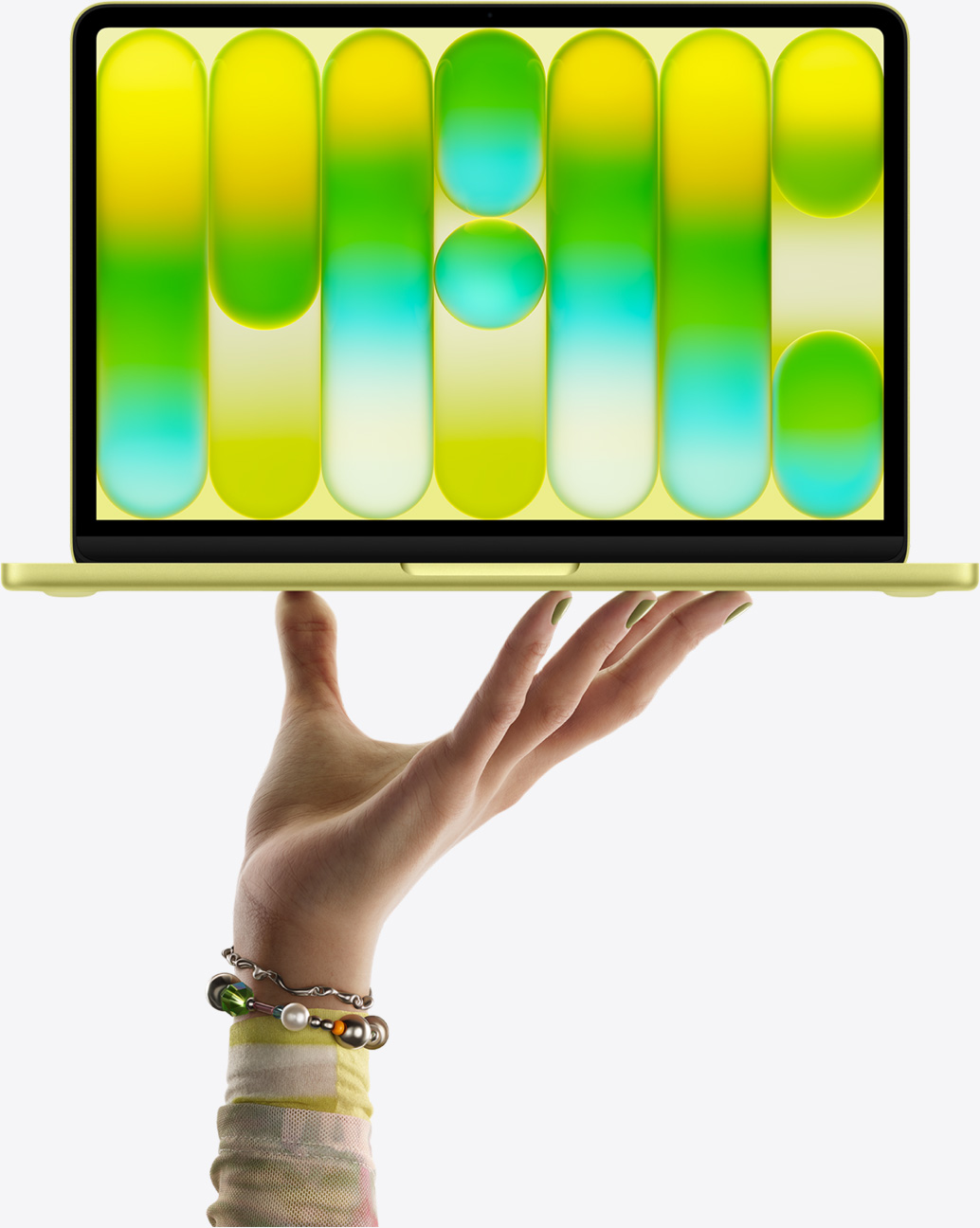 Una mano sostiene en la punta de los dedos un MacBook Neo en color amarillo cítrico, la pantalla muestra un patrón abstracto y colorido
