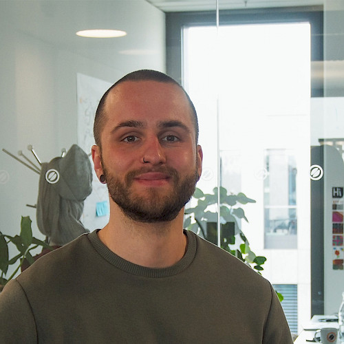 Thomas Scholz, Systems Engineer bei jambit, sitzt in den Büroflächen des Unternehmens.