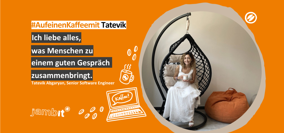 Frau im weißen Kleid sitzt mit einer Kaffeetasse in einem schwarzen Hängesessel, daneben ein orangener Sitzsack; links auf orangefarbenem Hintergrund der Schriftzug '#AufeinenKaffeemit Tatevik' und ein Zitat über gute Gespräche.