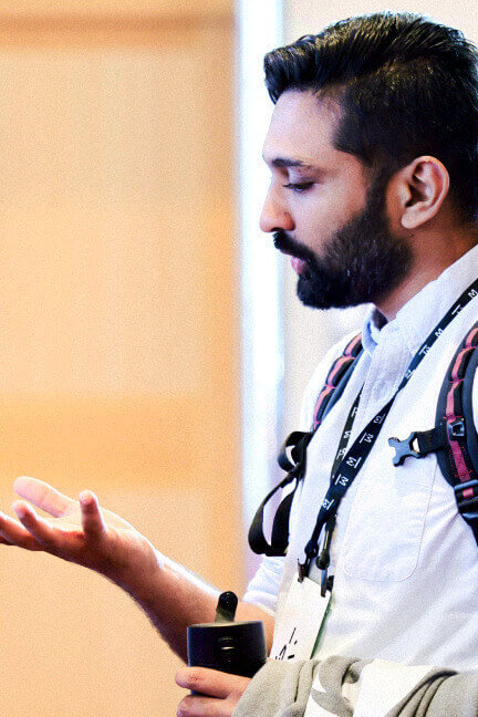 Mozilla-ს თანამშრომელი შუა საუბრისას.